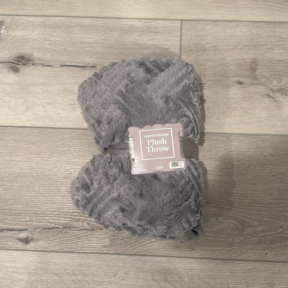 Ulta Plush Throw